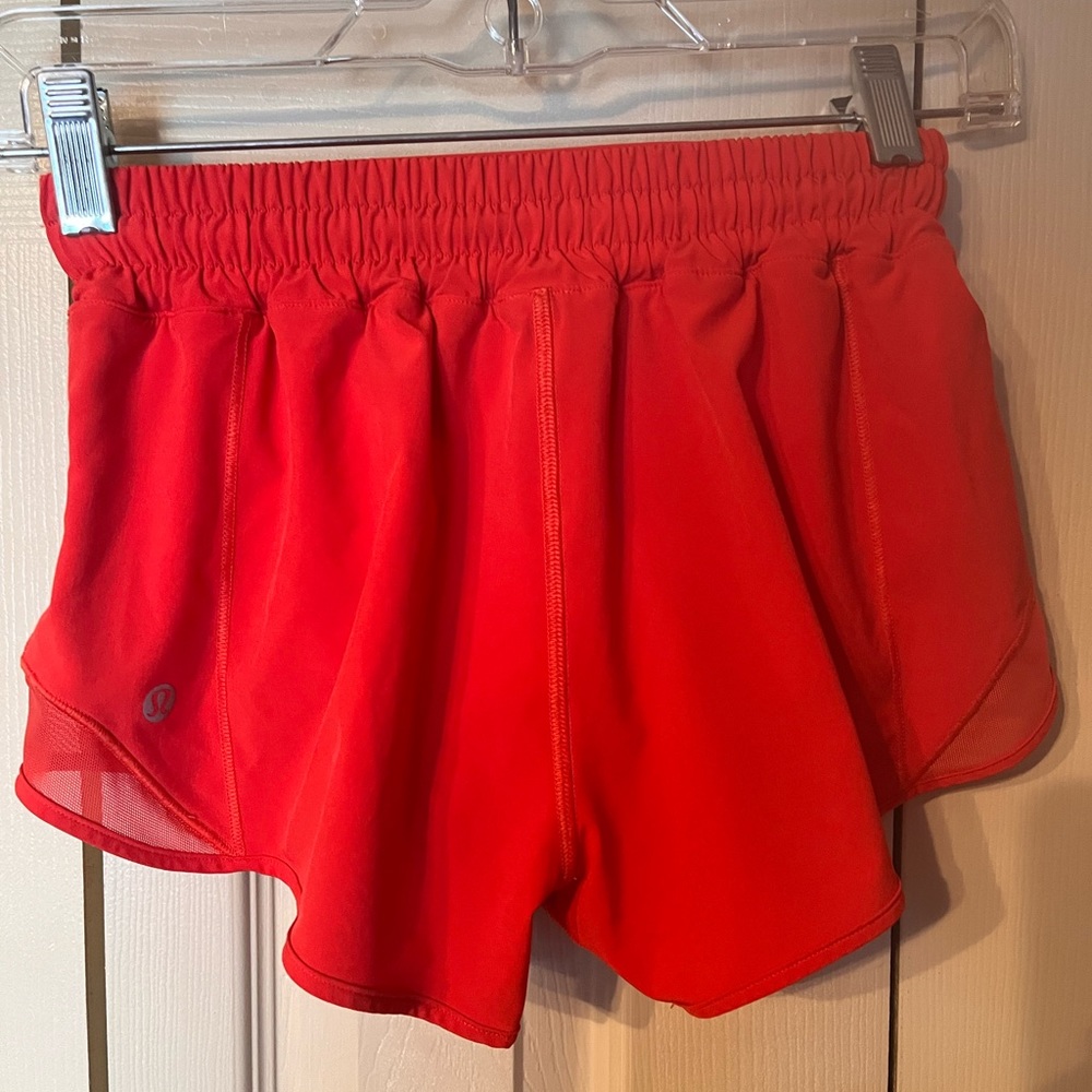 Lulu 2.5 “ Hotty shorts darker orange